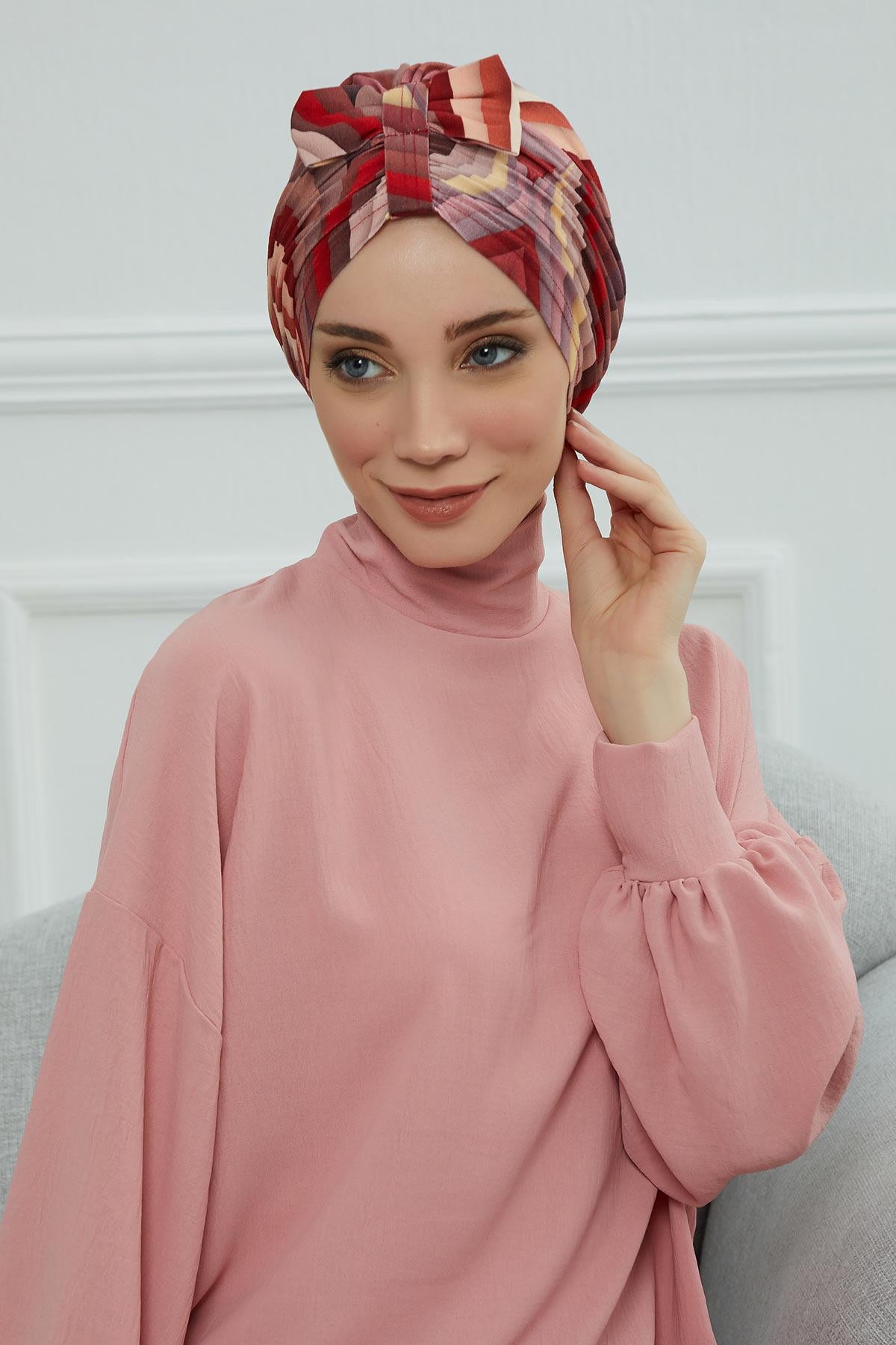 Desenli Önden Fiyonklu Bone,B-7YD