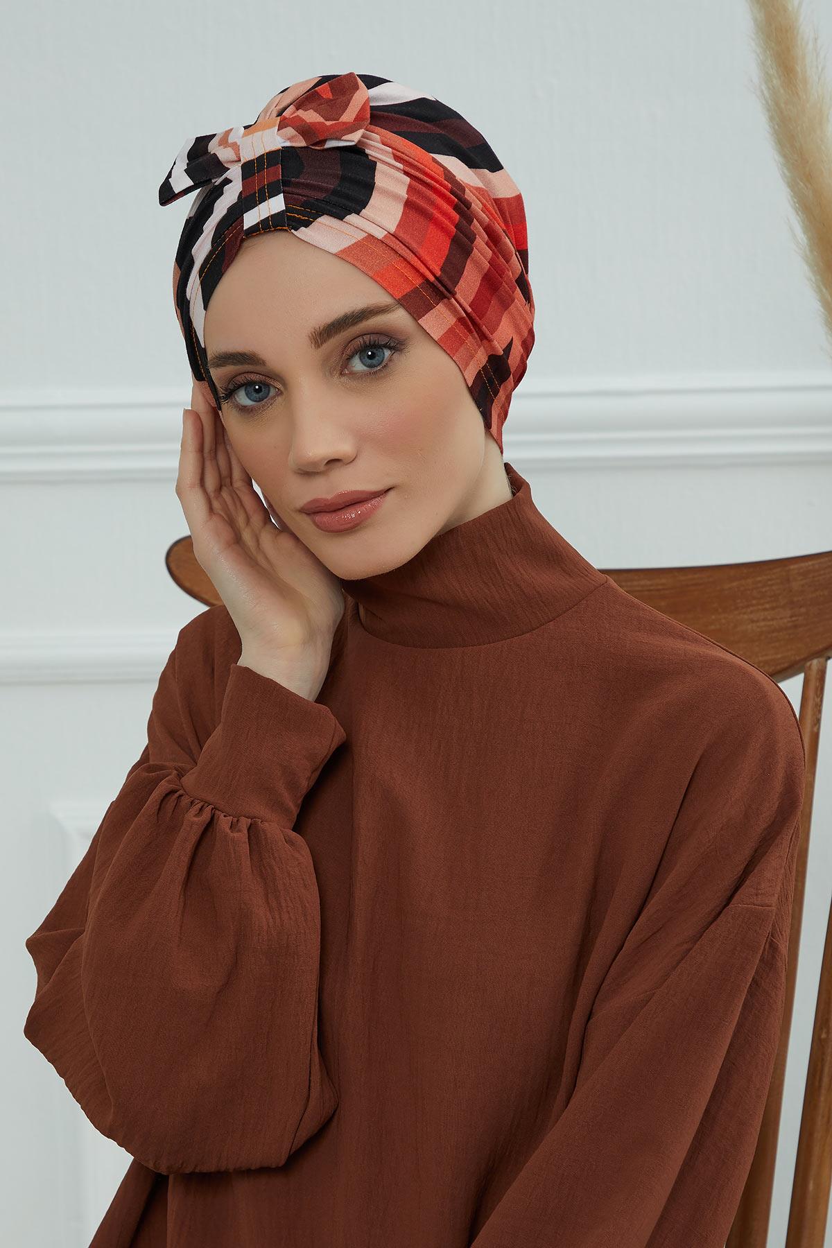 Desenli Önden Fiyonklu Bone,B-7YD