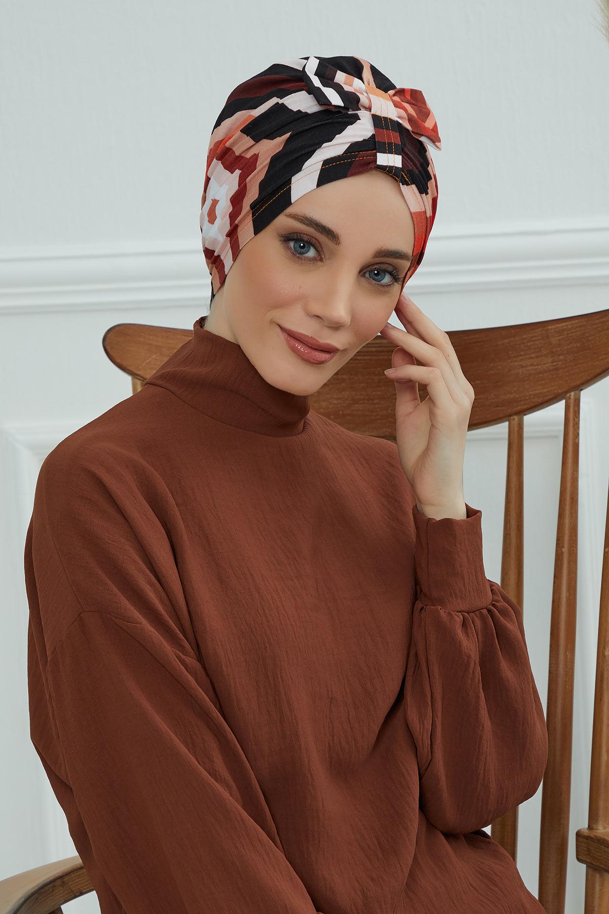 Desenli Önden Fiyonklu Bone,B-7YD