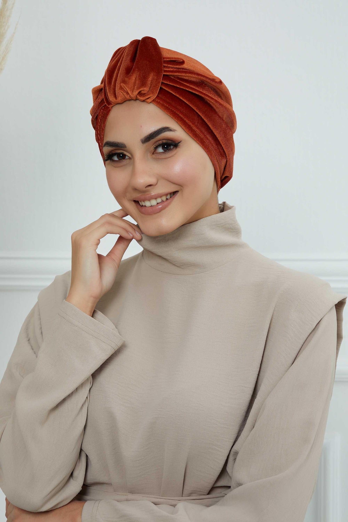 Ön Kemer Detaylı Kadife Bone,B-68K